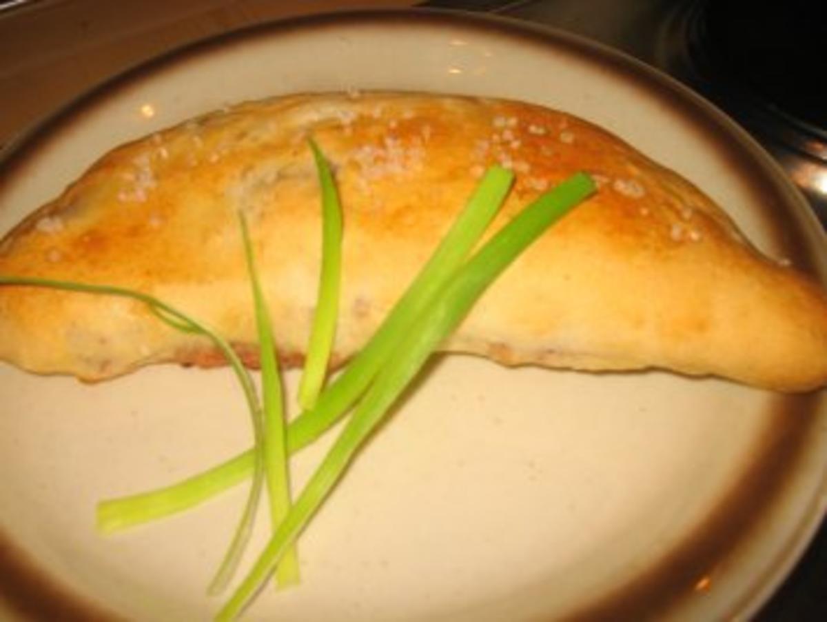 Vegetarisch: Zwiebel-Knoblauch-Calzone - Rezept - kochbar.de