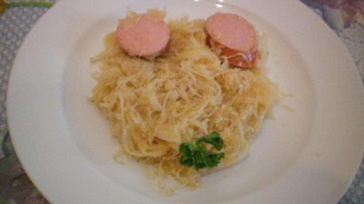 Sauerkrauttopf mit gr. Sauerkraut und Bockwürste - Rezept mit Bild ...