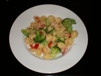 Rezept: Broccoli Orecchiette mit Speckwürfeli Broccoli Orecchiette mit Speckwürfeli - Rezept