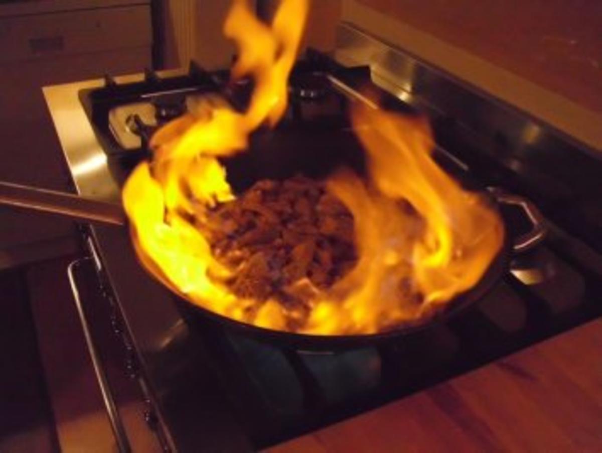 Flambiertes Kalbsgeschnetzeltes mit Cognac-Rahm - Rezept - kochbar.de