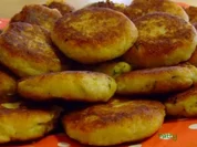 Mit Mozzarella gefüllte Kartoffel-Kräuter-Taler - Rezept