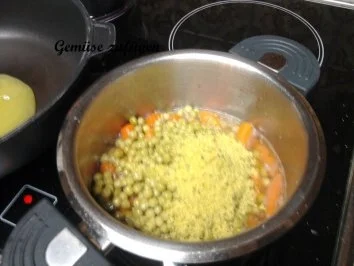 Schweinebauch mit Kartoffelpürree und Erbsen und Karotten-Gemüse - Rezept - Bild Nr. 8