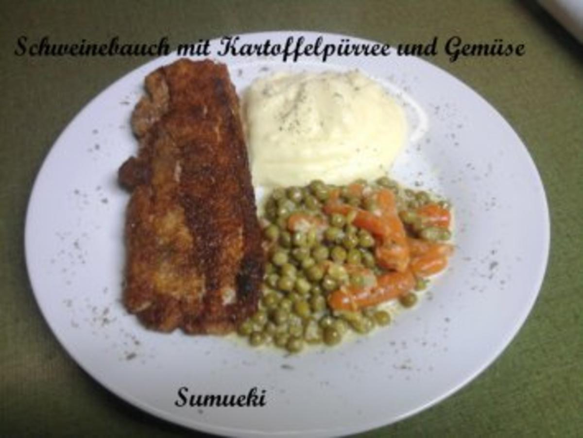 Schweinebauch mit Kartoffelpürree und Erbsen und Karotten-Gemüse ...