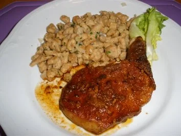 Fleischgerichte - Schweinskotelett pikant mit gebratenen Spätzle - Rezept