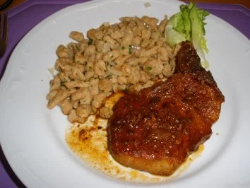 Fleischgerichte - Schweinskotelett pikant mit gebratenen Spätzle - Rezept - Bild Nr. 2