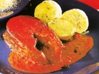 Karpfen Kotelett mit Rotwein-Paprikasauce dazu Polenta-Nockerl - Rezept