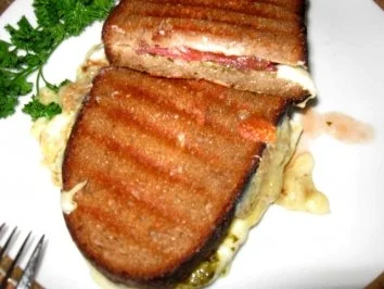 Rezept: Grillbrot-Käse-Salami-Tomate+Pesto - Lactosefrei Grillbrot-Käse-Salami-Tomate+Pesto - Lactosefrei - Rezept