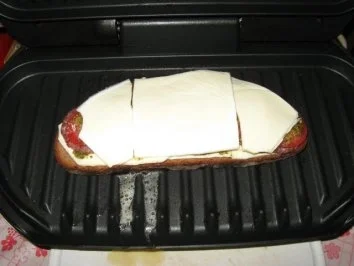 Rezept: Grillbrot-Käse-Salami-Tomate+Pesto - Lactosefrei Bild Nr. 6 Grillbrot-Käse-Salami-Tomate+Pesto - Lactosefrei - Rezept - Bild Nr. 6