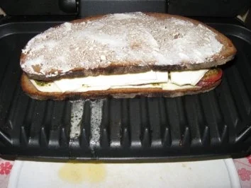 Rezept: Grillbrot-Käse-Salami-Tomate+Pesto - Lactosefrei Bild Nr. 7 Grillbrot-Käse-Salami-Tomate+Pesto - Lactosefrei - Rezept - Bild Nr. 7