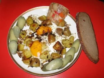 Röstkartoffel+Spiegeleier+Sülze - Rezept