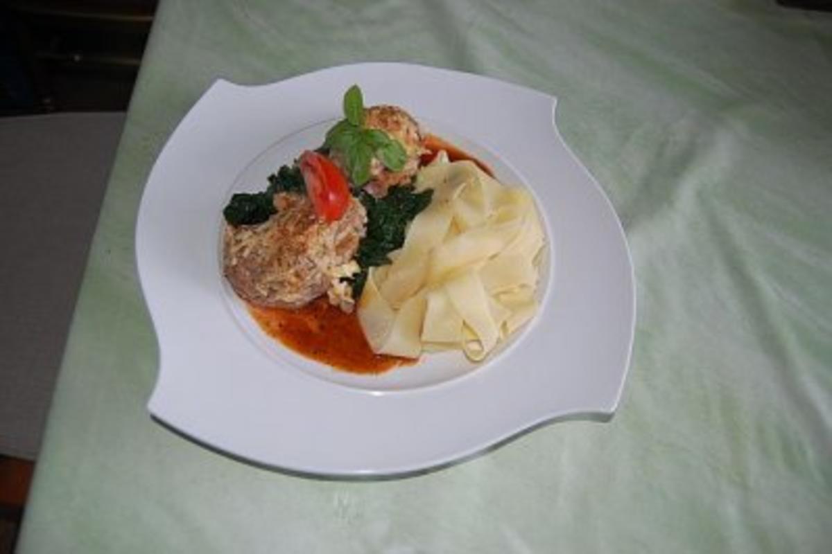 Schweinemedaillons in Ei-Pecorino-Hülle auf Blattspinat mit Tomatensoße und Bandnudeln - Rezept