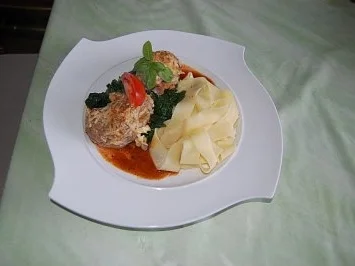 Rezept: Schweinemedaillons in Ei-Pecorino-Hülle auf Blattspinat mit Tomatensoße und Bandnudeln Schweinemedaillons in Ei-Pecorino-Hülle auf Blattspinat mit Tomatensoße und Bandnudeln - Rezept