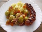 Rosenkohl-Speck-Pfanne mit gebratener Bockwurst + Kartoffelmus - Rezept