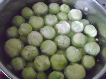 Rezept: Rosenkohl-Speck-Pfanne mit gebratener Bockwurst + Kartoffelmus Bild Nr. 2 Rosenkohl-Speck-Pfanne mit gebratener Bockwurst + Kartoffelmus - Rezept - Bild Nr. 2