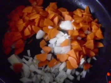 Rezept: Rosenkohl-Speck-Pfanne mit gebratener Bockwurst + Kartoffelmus Bild Nr. 7 Rosenkohl-Speck-Pfanne mit gebratener Bockwurst + Kartoffelmus - Rezept - Bild Nr. 7