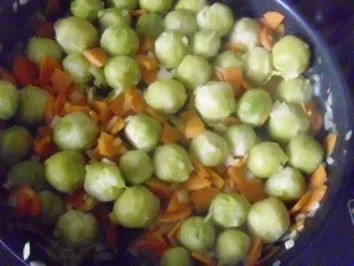 Rezept: Rosenkohl-Speck-Pfanne mit gebratener Bockwurst + Kartoffelmus Bild Nr. 8 Rosenkohl-Speck-Pfanne mit gebratener Bockwurst + Kartoffelmus - Rezept - Bild Nr. 8