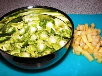 Schweinefilet mit gebratenen Rosenkohlblättern - Rezept - Bild Nr. 2