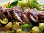 Schweinefilet mit gebratenen Rosenkohlblättern - Rezept