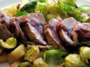Rezept: Schweinefilet mit gebratenen Rosenkohlblättern Schweinefilet mit gebratenen Rosenkohlblättern - Rezept