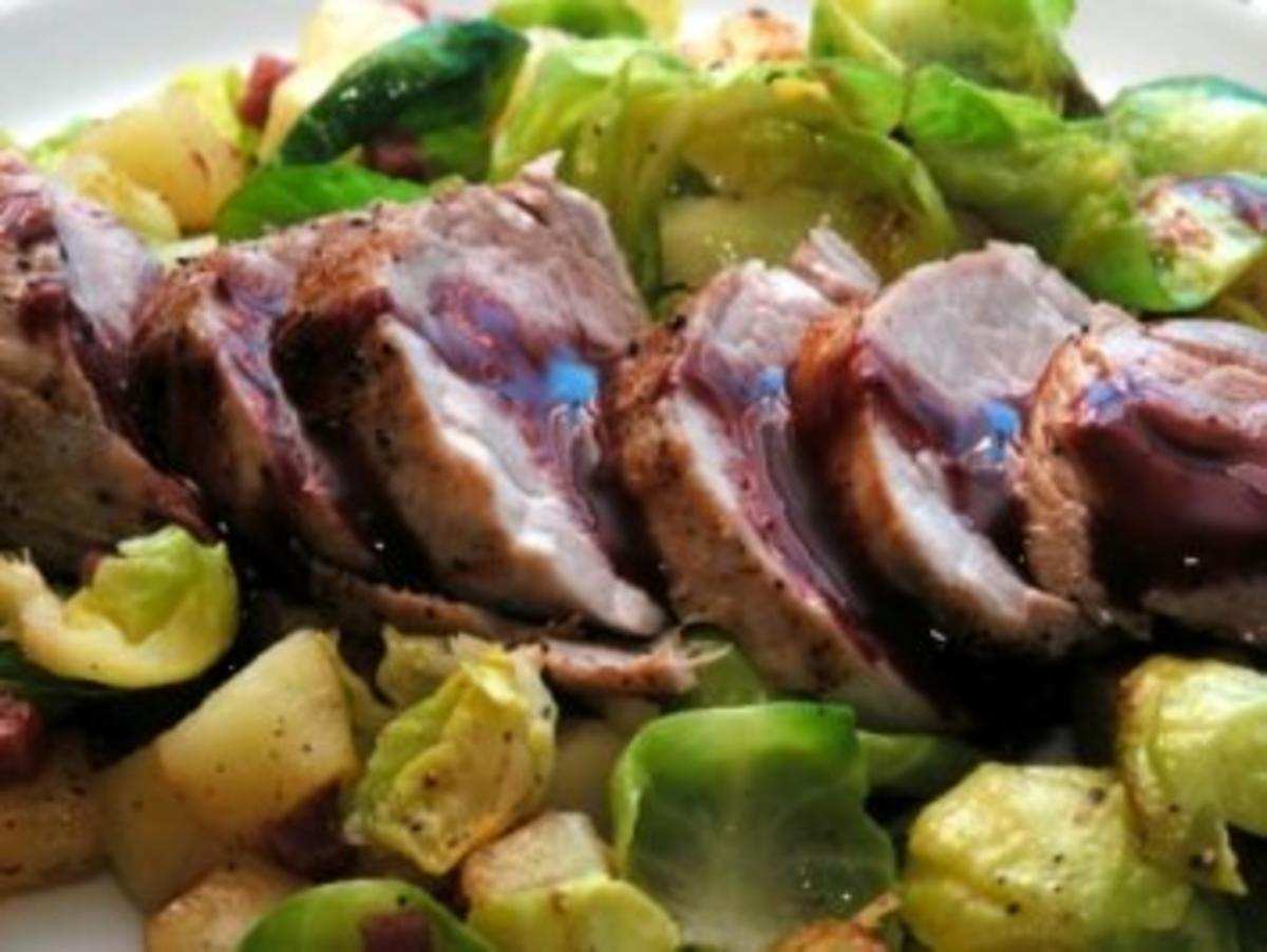 Bilder für Schweinefilet mit gebratenen Rosenkohlblättern - Rezept