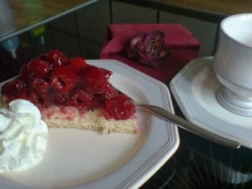 Kuchen  Biskuittortenboden mit Himbeeren - Rezept