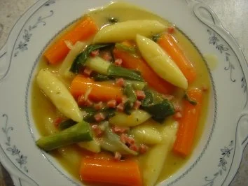 Möhren-Lauch-Topf... kalorienarm...  mit Schupfnudeln - Rezept