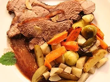 Lammbraten mit Knoblauch gespickt, mit Ofengemüse und Feldsalat - Rezept