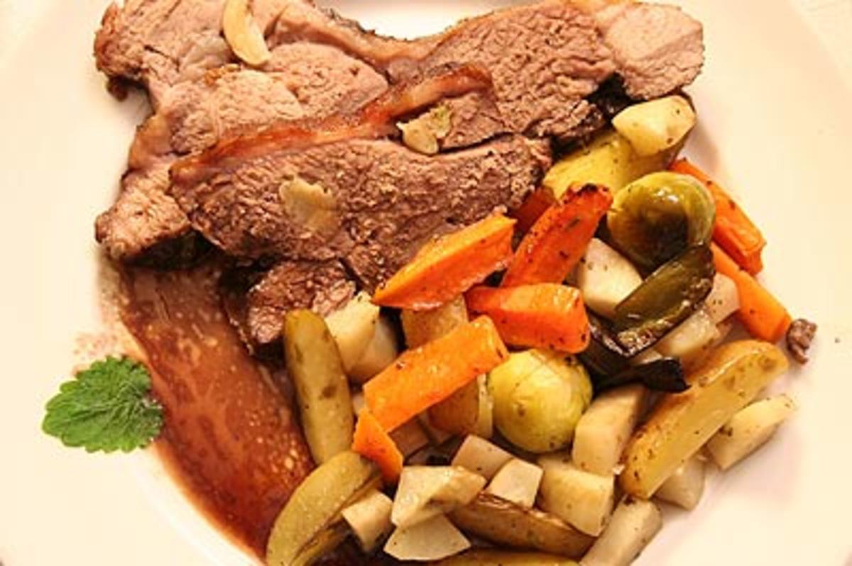 Bilder für Lammbraten mit Knoblauch gespickt, mit Ofengemüse und Feldsalat - Rezept