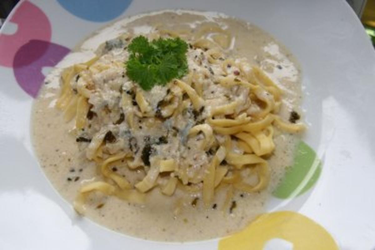 Nudeln mit Gorgonzolasauce - Rezept mit Bild - kochbar.de