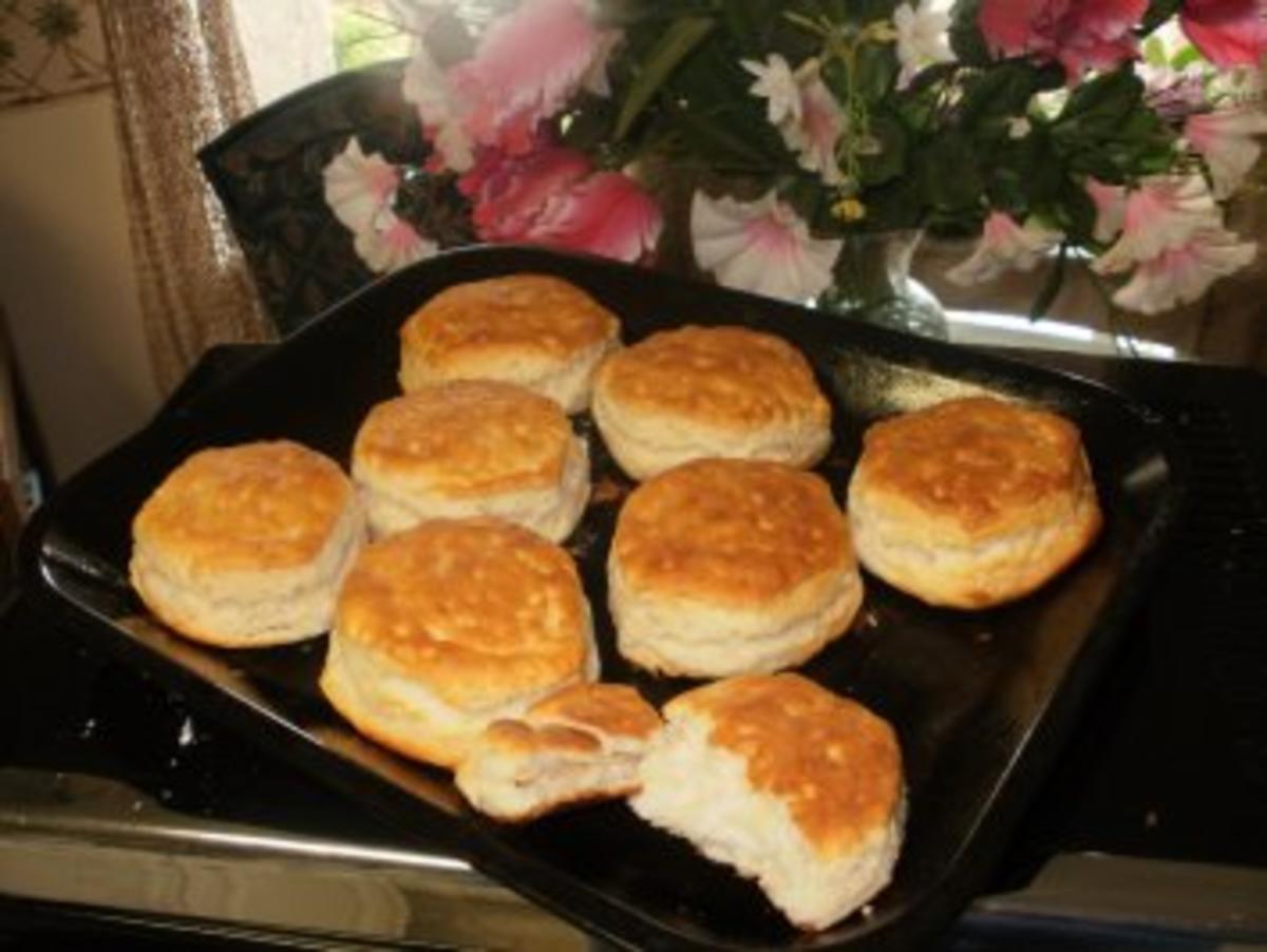 Was Amerika isst :Fruehstueck Biscuits mit Bratwursthack und Eier kann auch noch ein Stueck Kaese drauf geben- Ein beliebtes Essen vom McDonalds in Amerika - Rezept - Bild Nr. 3