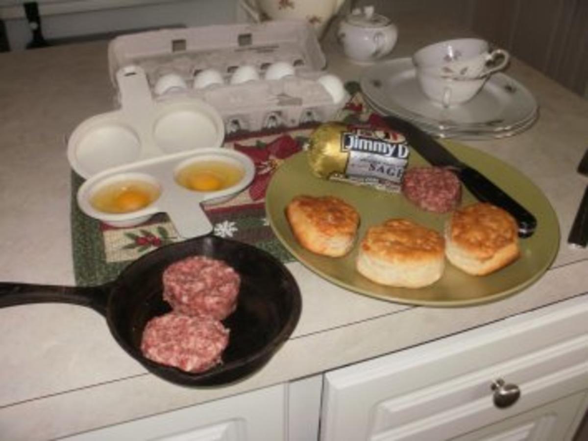 Was Amerika isst :Fruehstueck Biscuits mit Bratwursthack und Eier kann auch noch ein Stueck Kaese drauf geben- Ein beliebtes Essen vom McDonalds in Amerika - Rezept - Bild Nr. 4
