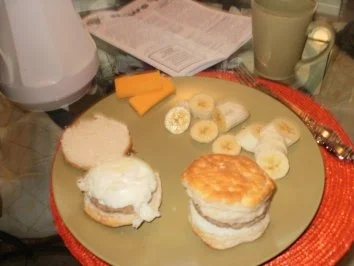 Rezept: Was Amerika isst :Fruehstueck Biscuits mit Bratwursthack und Eier kann auch noch ein Stueck Kaese drauf geben- Ein beliebtes Essen vom McDonalds in Amerika Was Amerika isst :Fruehstueck Biscuits mit Bratwursthack und Eier kann auch noch ein Stueck Kaese drauf geben- Ein beliebtes Essen vom McDonalds in Amerika - Rezept