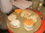 Was Amerika isst :Fruehstueck Biscuits mit Bratwursthack und Eier kann auch noch ein Stueck Kaese drauf geben- Ein beliebtes Essen vom McDonalds in Amerika - Rezept