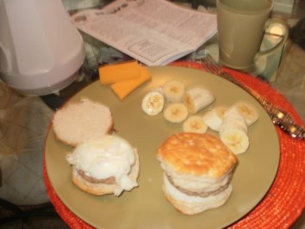 Bilder für Was Amerika isst :Fruehstueck Biscuits mit Bratwursthack und Eier kann auch noch ein Stueck Kaese drauf geben- Ein beliebtes Essen vom McDonalds in Amerika - Rezept