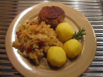 Weißkrautpfanne mit Frikadellen und Salzkartoffeln - Rezept