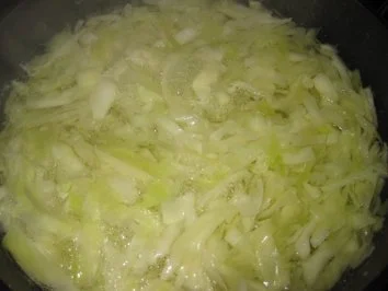 Weißkrautpfanne mit Frikadellen und Salzkartoffeln - Rezept - Bild Nr. 3