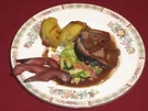 Wildschweinbraten mit Rotwein-Printen-Soße auf Wirsingbett und Hochepot - Rezept