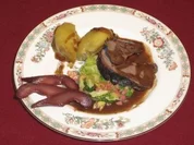 Wildschweinbraten mit Rotwein-Printen-Soße auf Wirsingbett und Hochepot - Rezept