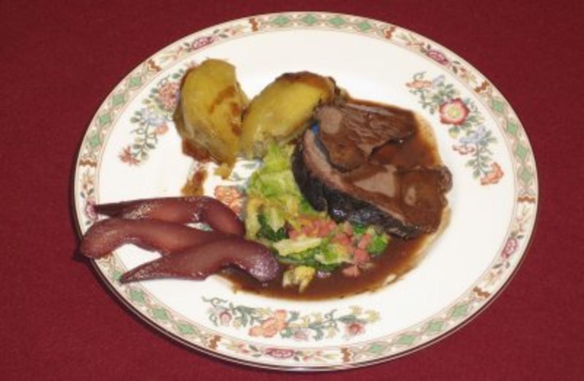 Bilder für Wildschweinbraten mit Rotwein-Printen-Soße auf Wirsingbett und Hochepot - Rezept