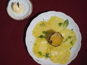 Exotische Charlotte mit weißer Schokolade auf Ananas-Carpaccio - Rezept