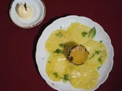 Exotische Charlotte mit weißer Schokolade auf Ananas-Carpaccio - Rezept