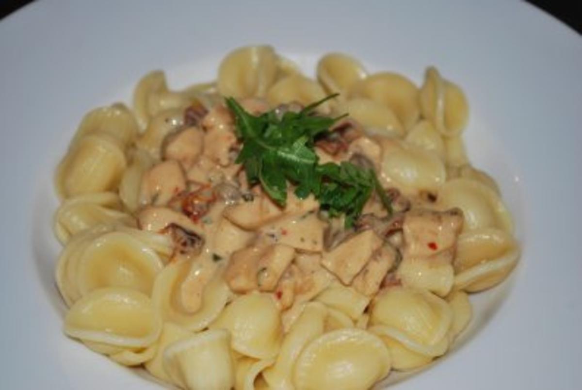 Bilder für Orecchiette mit Hähnchen-Käse-Sauce - Rezept