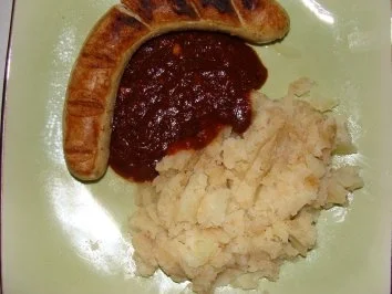 - Bratwurst mit pikant scharfer Sauce - - Rezept