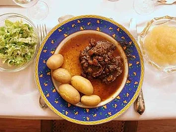 Rheinischer Sauerbraten mit Apfelmus, Salat und neuen Kartoffeln - Rezept