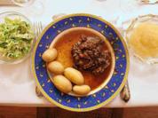 Rheinischer Sauerbraten mit Apfelmus, Salat und neuen Kartoffeln - Rezept