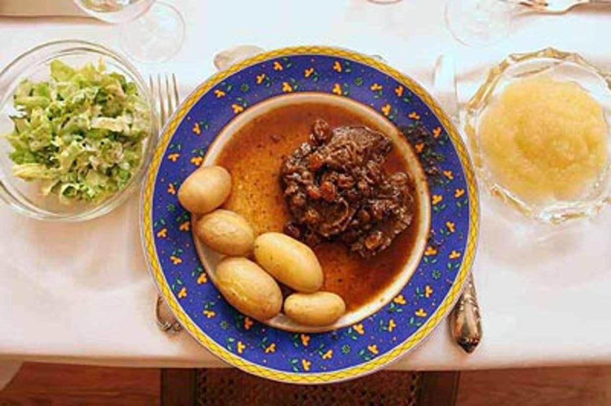 Bilder für Rheinischer Sauerbraten mit Apfelmus, Salat und neuen Kartoffeln - Rezept