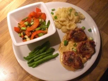 Schweinemedaillons im Speckmantel mit Paprikagemüse - Rezept