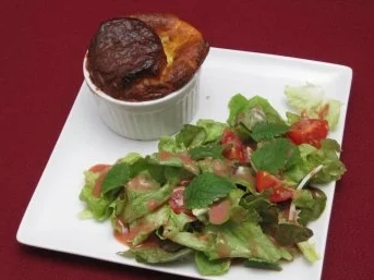 Käsesoufflee auf Salat mit Zitronenmelisse - Rezept