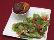 Käsesoufflee auf Salat mit Zitronenmelisse - Rezept