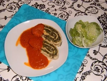 Gefüllte Pastarolle mit Tomatensauce - Rezept